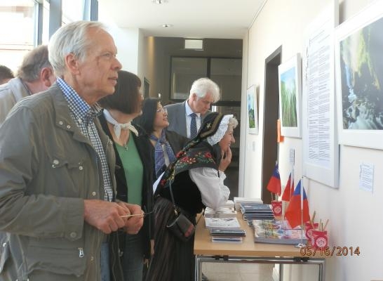 觀眾聚精會神地聆聽導覽