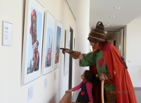 巴欽市古老傳說中的強盜和小朋友一起好奇地觀賞照片