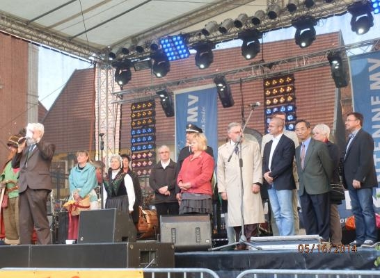 Parchim市長向市民介紹張總領事及貴賓