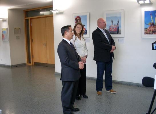 張總領事在漢堡大學的照片展開幕茶會上致詞