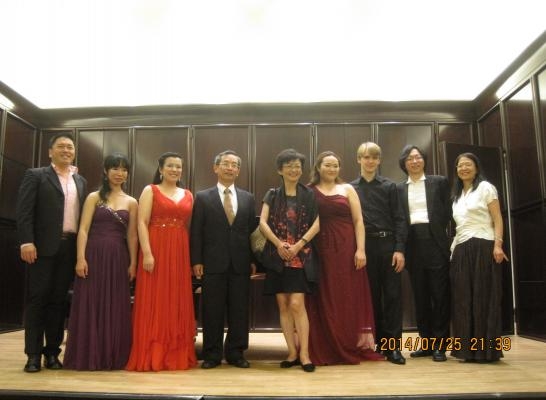 張總領事維達與演出者合影
