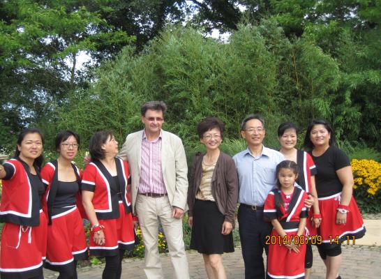 張總領事夫婦與僑胞及德國友人合影