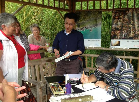 大筆揮毫，遊客喜獲墨寶