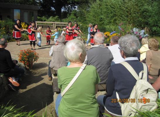 不分種族、地域、年齡，大家和樂融融，一齊來跳臺灣山地舞