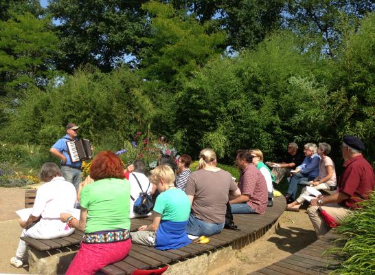 竹友會Boesken會長：嗨！跟我來唱「高山青、澗水藍----啊---」