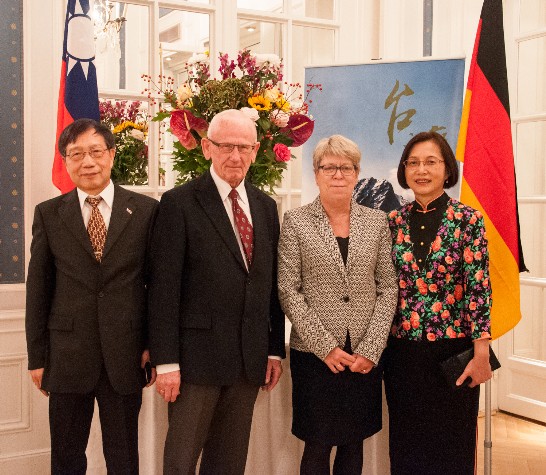 駐漢堡辦事處中華民國104年國慶酒會於104年10月9日假Atlantik Hotel舉行,朱處長伉儷與漢堡邦議會Duden夫婦合影