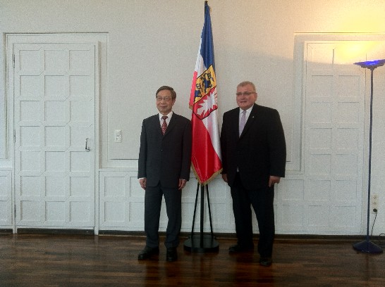 朱處長拜會什霍邦邦議會,與SCHLIE議長合影