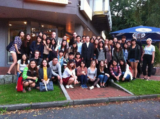 朱處長與台灣大學及淡江大學參加漢堡大學暑期夏令營同學合影(2015年8月20日)