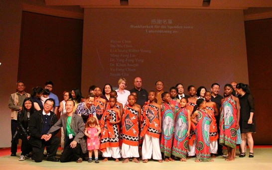阿彌陀佛關懷基金會「2015台灣愛飛揚--德國慈善巡演」於104年7月15日於漢堡演出, 表演結束後與駐漢堡辦事處朱處長夫婦及志工們合影