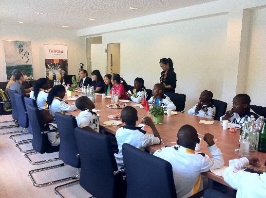 朱處長於104年7月15日接見阿彌陀佛關懷基金會慧理法師及「2015台灣愛飛揚--德國慈善巡演」來自史瓦濟蘭的小朋友