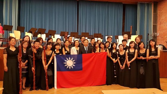 朱處長夫婦與台北木笛合奏團團員於104年7月14日表演完畢合影