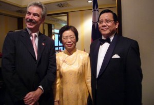 駐漢堡辦事處在陳處長華玉偕夫婿主持下，於10月10日晚間假漢堡洲際大飯店（Hotel Intercontinental）舉行本年國慶酒會，應邀出席之德北五邦政、商、學術、文化、新聞各界貴賓及重要僑領約400人。