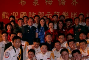 布萊梅春節聯歡晚會駐漢堡辦事處處長陳華玉女士、僑胞與國防部示範樂隊團員合影