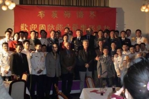 布萊梅春節聯歡晚會中德貴賓與國防部示範樂隊團員合影