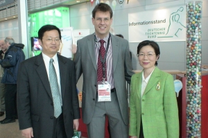 陳處長華玉（右）偕侯組長明彰（左）參加2006年世界桌球團體錦標賽開幕典禮前與德國桌球協會理事長Thomas Weikert（中）合影