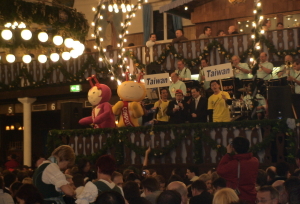 漢諾威電腦展駐德謝代表志偉、經濟部陳次長瑞隆於台北市電腦公會為廠商舉辦之「台灣之夜」致詞，並引領全場合唱We are the Champion