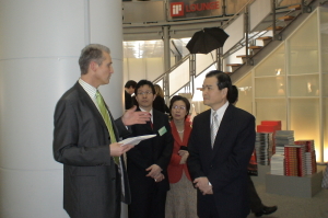 （左起）德國IF設計獎總經理Ralph Wiegemann陪同駐德謝代表志偉、駐漢堡辦事處陳處長華玉、經濟部陳次長瑞隆參觀漢諾威電腦展IF設計獎展區，並介紹得獎產品。