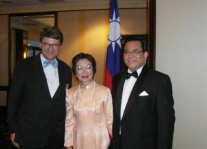 陳處長暨夫婿與漢堡邦駐聯邦及歐盟代表Reinhard Stuth合影