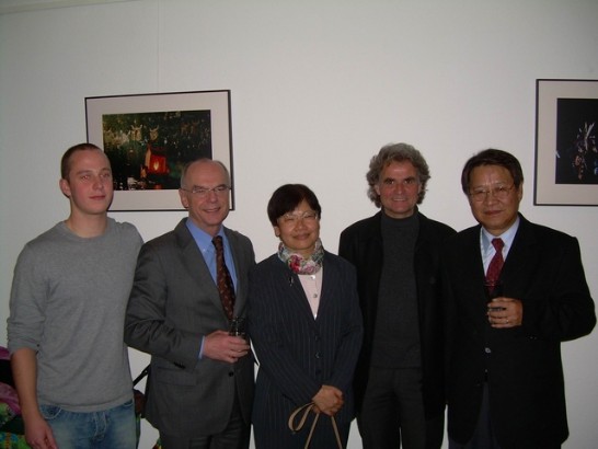 布萊梅邦議會議長Christian Weber （左二）、駐漢堡張曉妮處長（中）、布萊梅區域電影院負責人Karl-Heinz Schmid（右二）及駐漢堡新聞組蔡青組長（右一）等合影