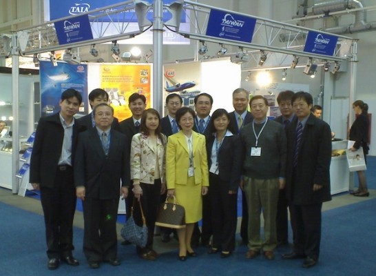 漢堡歐洲專業航空內裝展：駐漢堡辦事處處長陳華玉（前排中）、組長侯明彰（前排右一）、經濟部航太推動小組主任祝如竹（前排右二）、貿協駐杜塞多夫主任張正芬（前排左三）與我廠商代表於台灣館前合影。960417