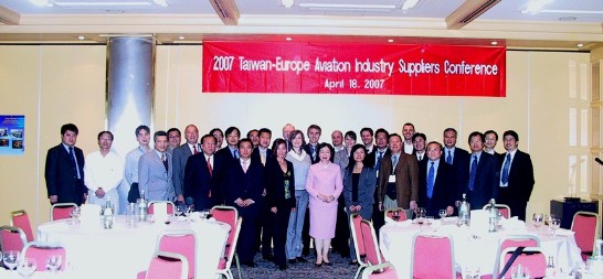 台歐航太供應商會議：經濟部航太推動小組主任祝如竹（前排右四）、駐漢堡辦事處處長陳華玉（前排中）、組長侯明彰（前排右二）、駐德經濟組組長邱一徹（前排右五）與廠商代表合影960418