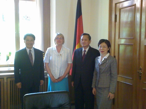 宜蘭縣政府考察團訪問下薩克森邦呂內堡縣：左起宜蘭縣長呂國華、呂內堡縣副縣長Elke Stange、宜蘭縣議長張建榮、駐漢堡辦事處處長陳華玉合影。960416
