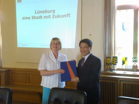 呂內堡縣副縣長Elke Stange致贈宜蘭縣長呂國華L縣攝影畫冊。960416