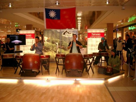 台灣照片展開幕酒會邀請TaiwanToGo野鼓團表演960422