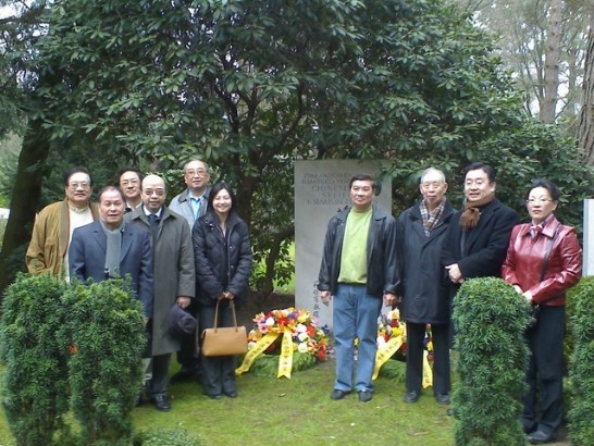 漢堡僑界在漢堡中華第一公墓舉行清明掃墓活動合影。漢堡中華會館楊理事長文村（右二）暨姚副理事長紹裘（後左一），以及駐漢堡辦事處組長侯明彰暨駐德僑務組傅秘書瑾玲（前左三）分別代表獻花。960405