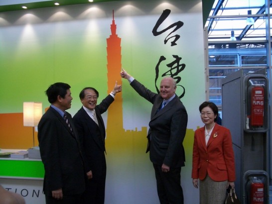 漢諾威電腦展：德國聯邦經濟暨科技部次長Dr. Pfaffenbach（右二）由駐漢堡辦事處處長陳華玉（右一）、國貿局長黃志鵬（左二）及外貿協會副秘書長葉明水（左一）陪同參訪台灣館及我參展廠商。960315