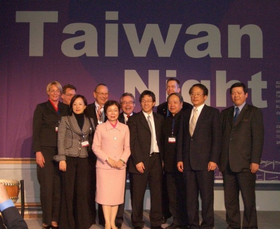 漢諾威電腦展「台灣之夜」：駐德代表謝志偉（右五）、駐漢堡辦事處處長陳華玉（左五）、國貿局長黃志鵬（右二）、外貿協會副秘書長葉明水（右一）與「台灣之夜」德方貴賓合影。960317