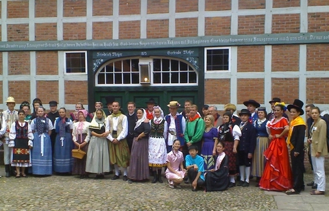 國際Beeke民俗舞蹈節台北胡琴樂團與各國團隊代表合影