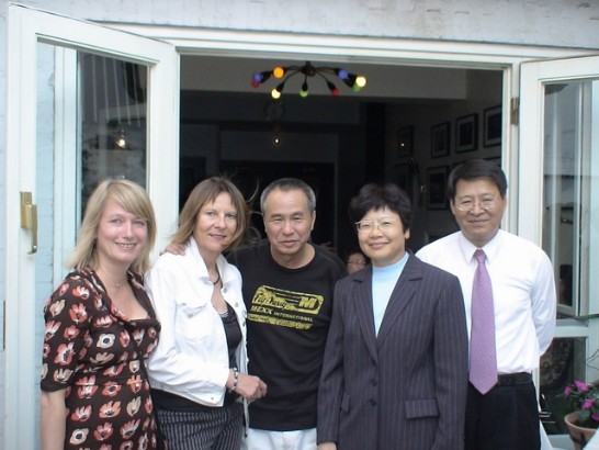 侯孝賢導演(中)與駐漢堡張曉妮處長(右二)德國導演Treut(左二)等合影