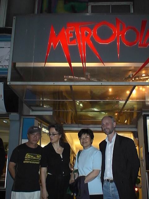 侯導演在大都會電影院前合影