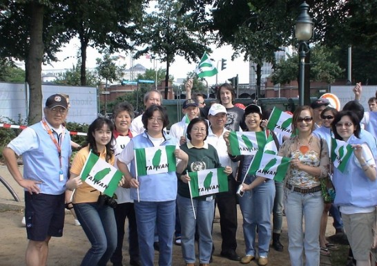 駐漢堡張曉妮處長(右三),世界台協會盧榮杰會長(右四),德北台協會洪勢淨會長(前左三)與啦啦隊合影