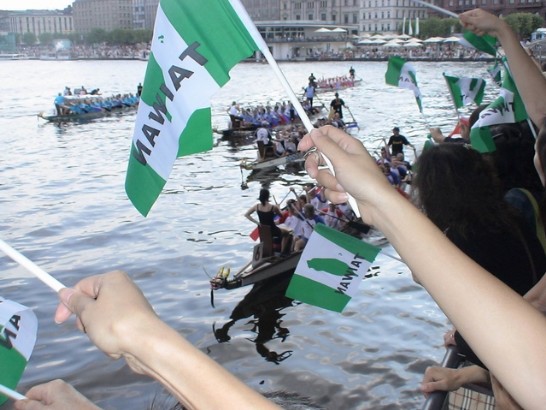 為台灣龍舟隊歡呼