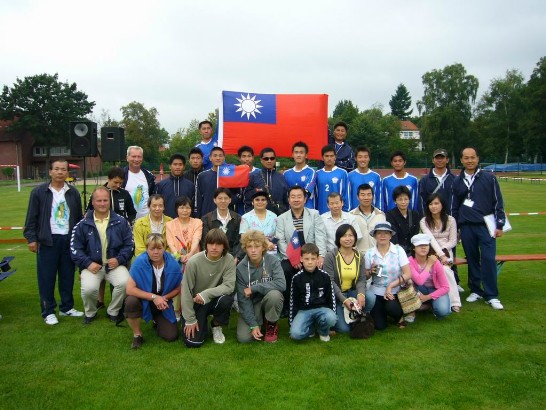 駐漢堡辦事處張處長曉妮(二排左五)、漢堡中華會館楊理事長文村(二排右五)率僑胞組成之啦啦隊與我浮士德球國家代表隊、領隊黃武雄教授(三排左一)、中華民國浮士德球協會盧理事長俊宏(二排左四)及德國友人於世界盃賽場合影