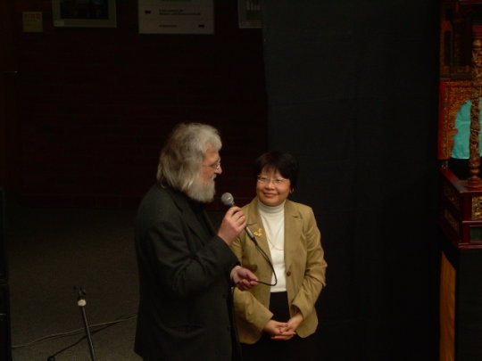 駐漢堡張曉妮處長致贈呂邱國際木偶節主席Dr. Manfred Fortmann台灣木偶