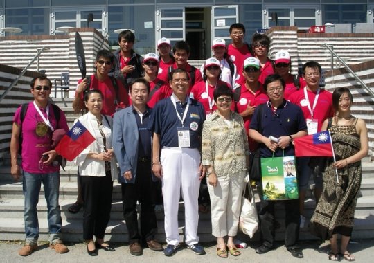 世界救生錦標賽我國家隊領隊陳榮盛（前排中）、駐漢堡張曉妮處長（前排右三）及漢堡中華會館理事長楊文村等合影。