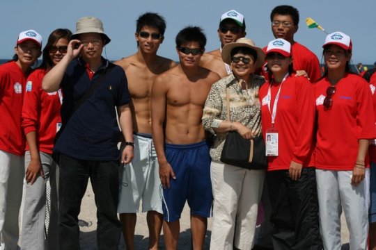 世界救生錦標賽駐漢堡張曉妮處長與選手合影