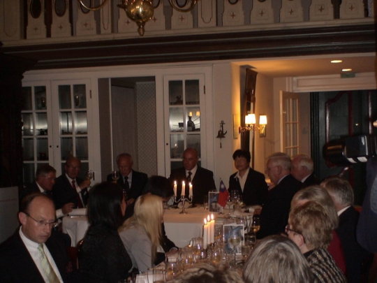 漢堡竹友會會長Dr. Gerd Boesken（中坐）、駐漢堡張曉妮處長（右坐）及Prof.Dr. Rolf Eggert（左坐）