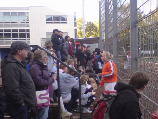 台灣僑胞觀賞決賽爲台北縣秀峰高中隊加油