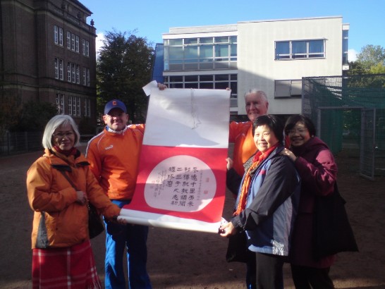 台北縣秀峰高中徐美鈴校長（右二）贈送荷蘭隊紀念掛軸合影，駐漢堡辦事處張曉妮處長在場（右一）