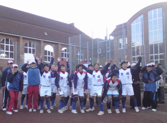 台北縣秀峰高中女壘隊獲決賽冠軍歡呼