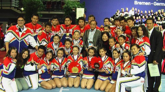 駐漢堡辦事處處長張曉妮、我國競技啦啦隊協會理事長陳錫鴻與我國代表隊全體隊員合影