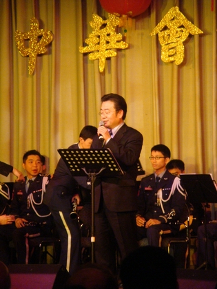 我空軍月於漢堡新年晚會表演，漢堡中華會館楊理事長致詞感謝