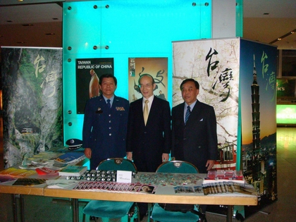 配合我空軍樂隊參加第45界布萊梅音樂節，我於會場設置文化展場，途中為駐德代表慰代表武鍊