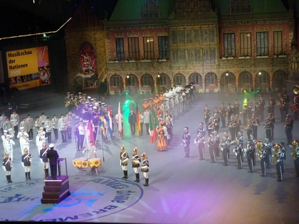 受邀各國樂隊於國旗引導下入場