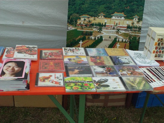 駐漢堡新聞處於第一屆台灣盃龍舟賽台灣文化展場擺設各類台灣紀錄片供民眾借閱