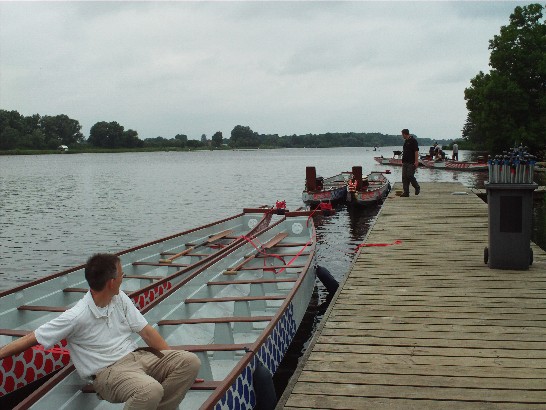 龍舟賽工作人員準備船隻